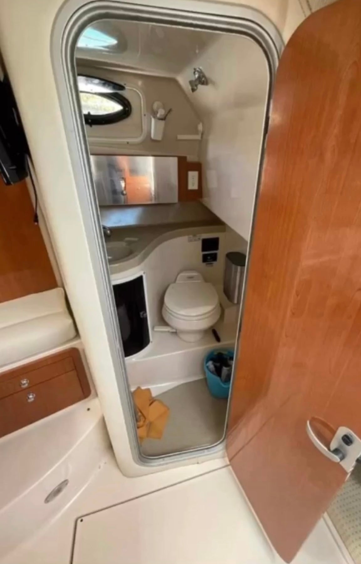 30' Wellcraft 4-6 hours (6-8 passengers max)