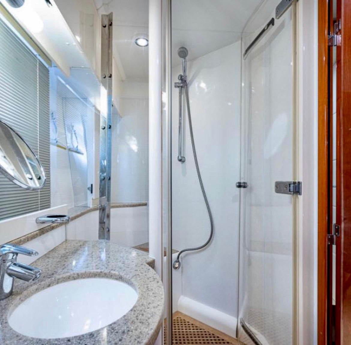 65' Fairline (12 passengers max)