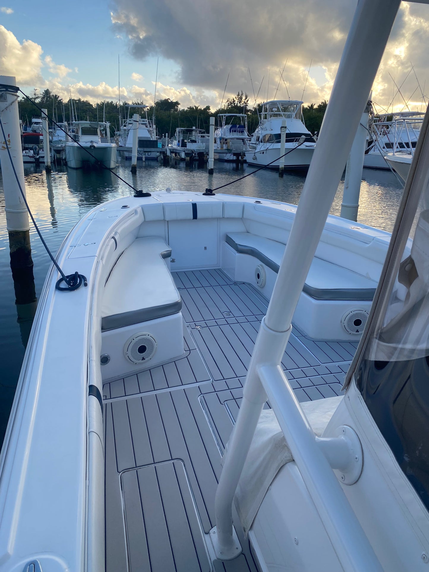 32' Intrepid (8 passengers max)